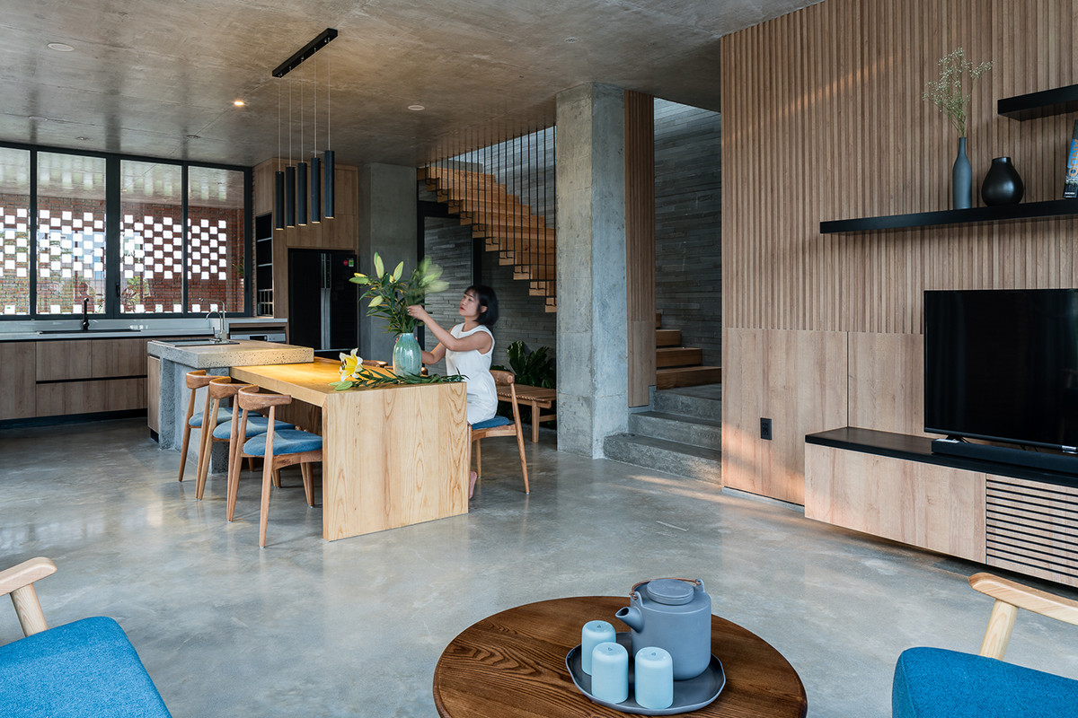 Nhà bếp thông với phòng khách.