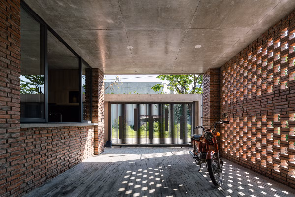 Tầng trệt được thiết kế mở tối đa nhằm kết nối tất cả các không gian chức năng trong và ngoài.