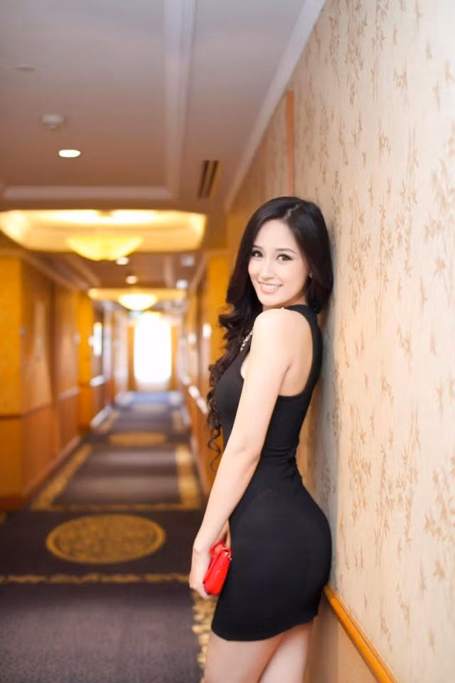 Người đẹp từng nói: "Tôi không vui vì nhiều tiền đâu. Tôi thấy còn khổ hơn ngày xưa không có tiền. Cứ nghĩ đến việc tiêu tiền thì thấy mệt. Tôi rất ngại khi phải nghĩ xem nên tiêu tiền như thế nào. Bây giờ mới tích lũy được một tí tiền, chưa giàu mà tôi đã thấy mệt lắm rồi". Ảnh: FBNV.