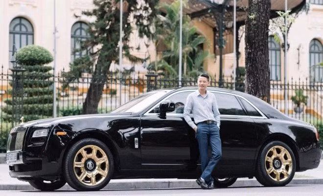 Đáng chú ý, anh cũng sở hữu một chiếc Rolls Royce trong bộ sưu tập của mình.