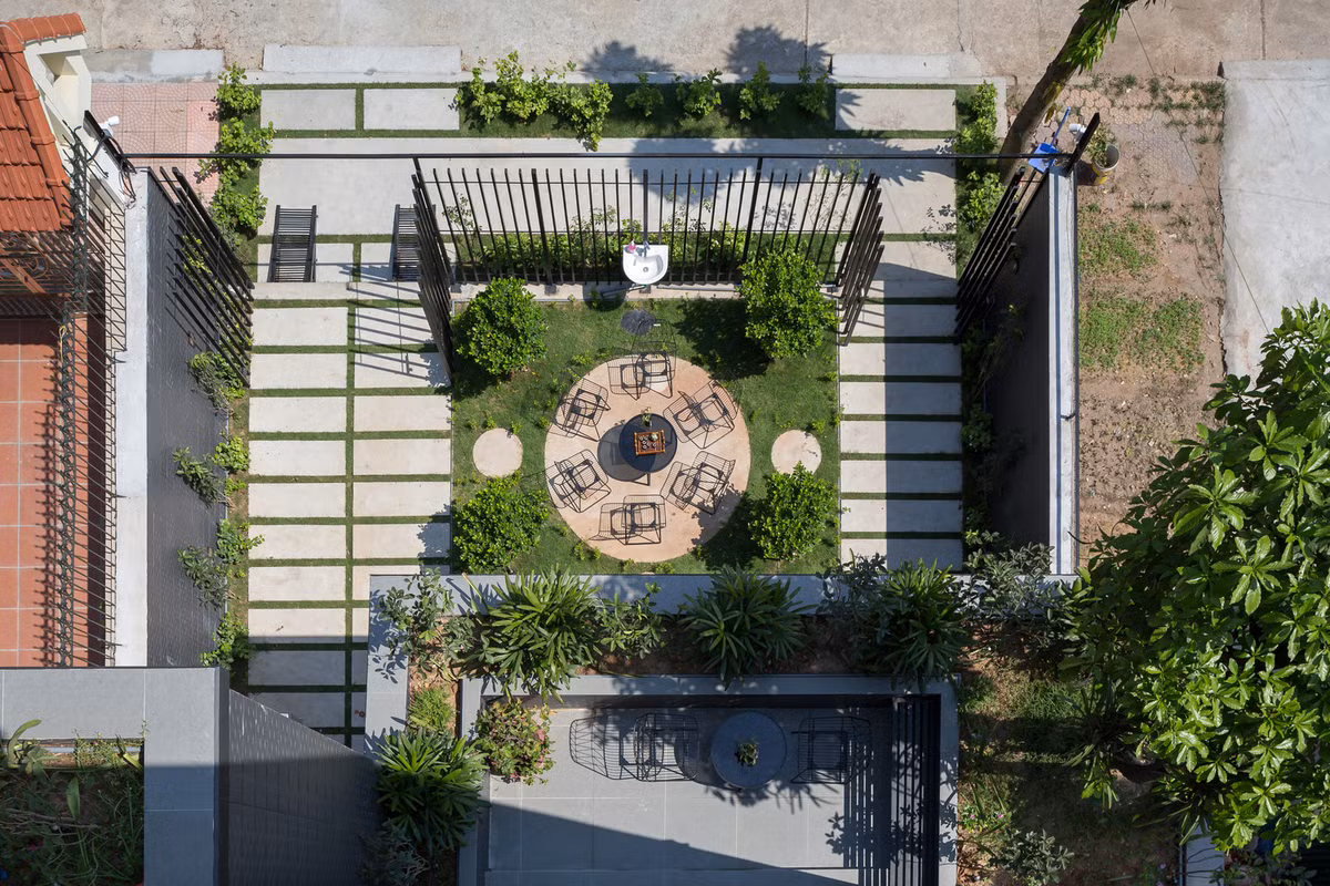 Khu vườn phía trước tạo không gian đệm giúp ngôi nhà trở nên yên tĩnh, riêng tư.