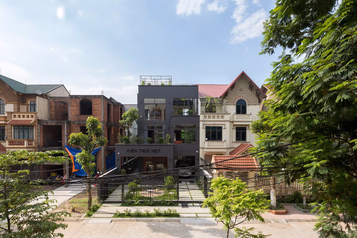 Điểm đặc biệt nhất của ngôi nhà là mặt tiền được phủ đá tự nhiên màu tối, mang lại cảm giác hài hòa với thiên nhiên đồng thời giảm sự nhàm chán của những bức tường phẳng. Nguồn ảnh: Archdaily.