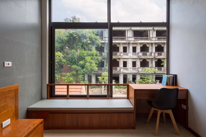 Thiết kế dành cho gia đình gồm một cặp vợ chồng có 2 con gái và 1 con trai, ngôi nhà bố trí 4 phòng ngủ với hệ thống vệ sinh khép kín...