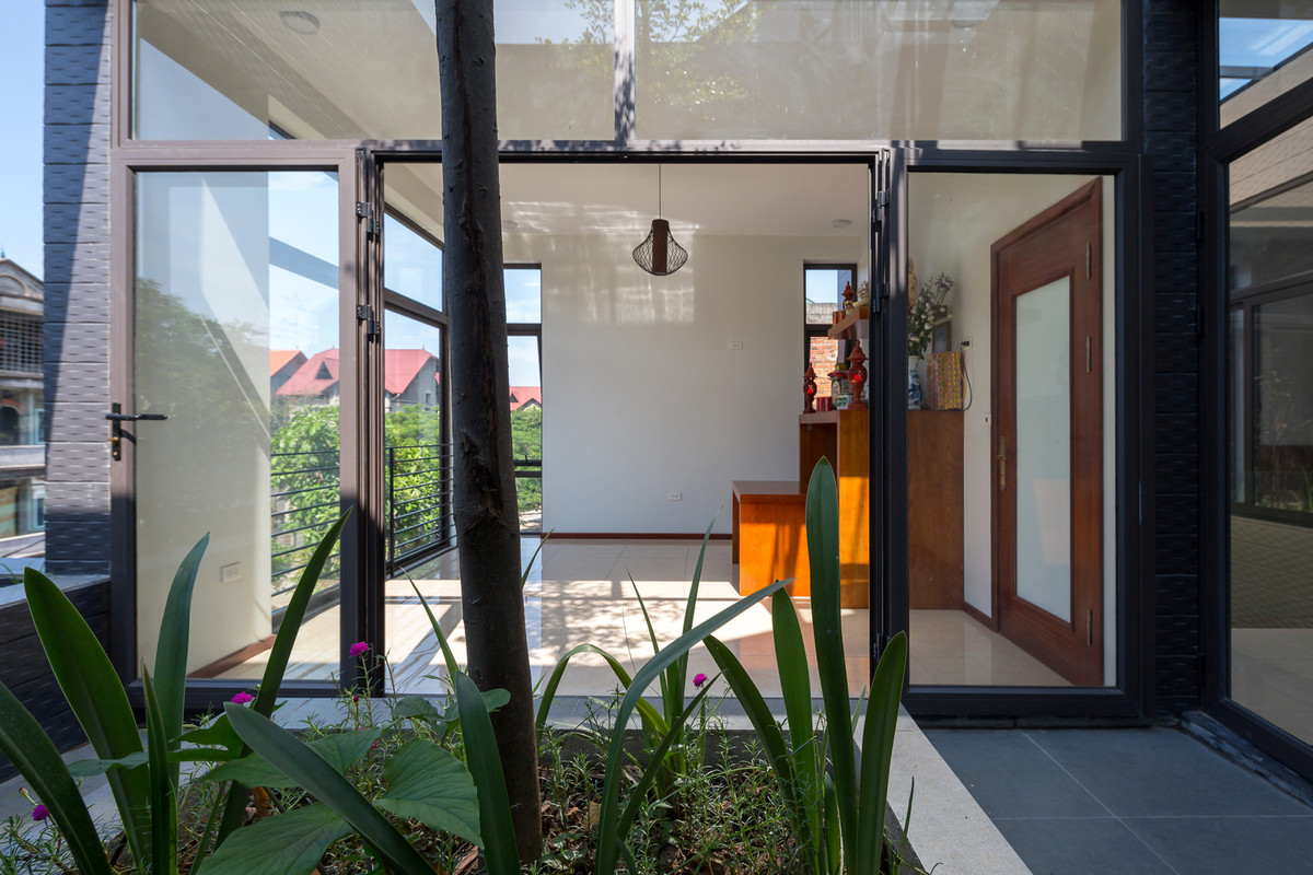 Vì thế, khu vực này khá ồn và ảnh hưởng bởi khói bụi nhà máy.