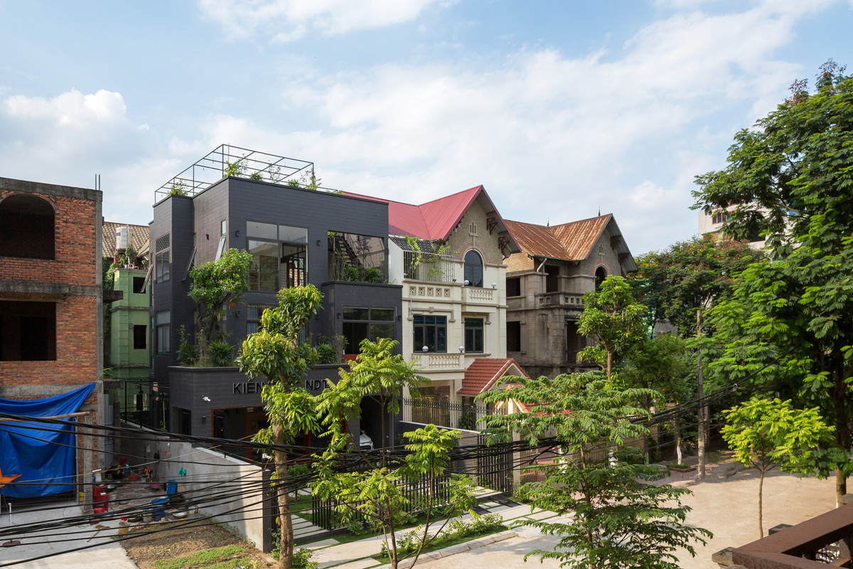  Căn nhà có diện tích 10x20m, mặt tiền chính hướng về phí nam.