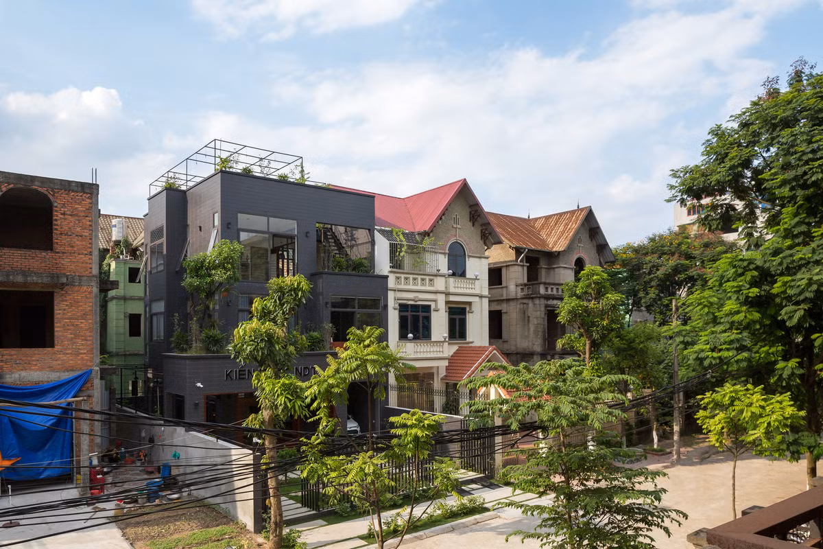  Căn nhà có diện tích 10x20m, mặt tiền chính hướng về phí nam.