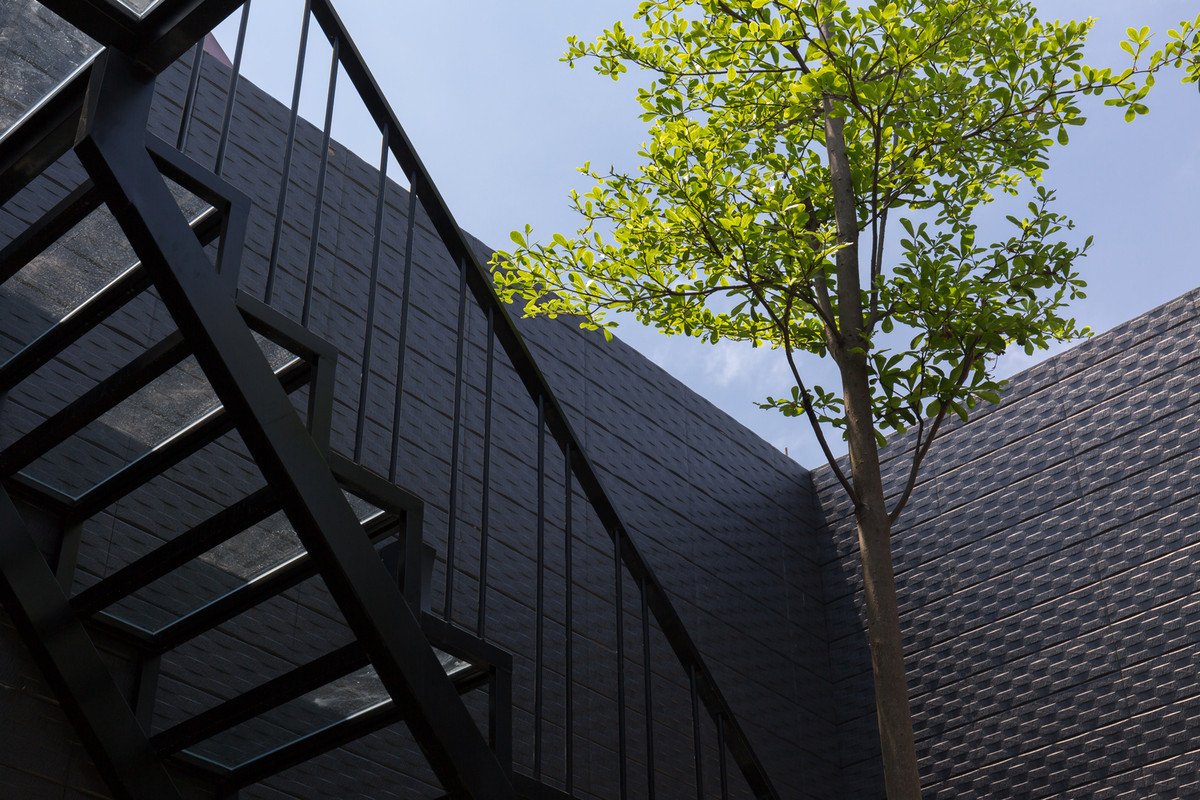 Nhờ đó, mọi người cảm nhận rõ rệt cây cối, ánh sáng tự nhiên, gió và mưa từ trong nhà.