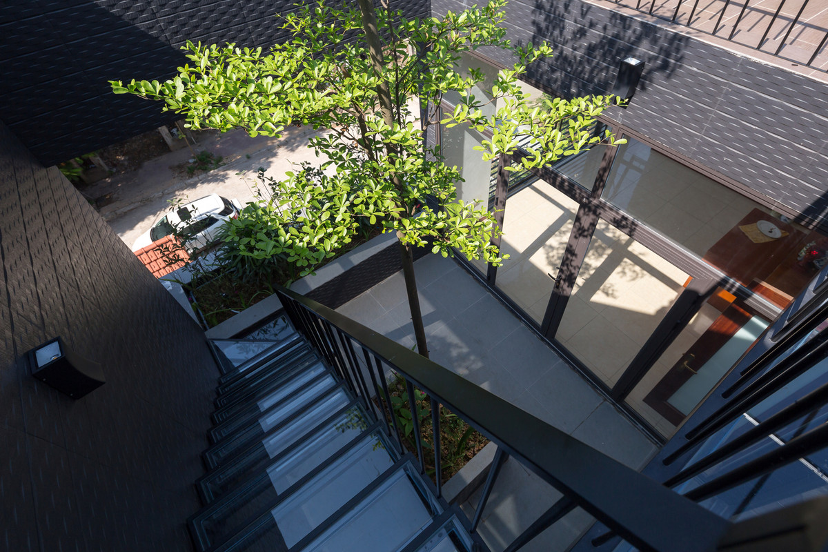 Cầu thang ở gữa kết nối các không gian khác trong nhà.