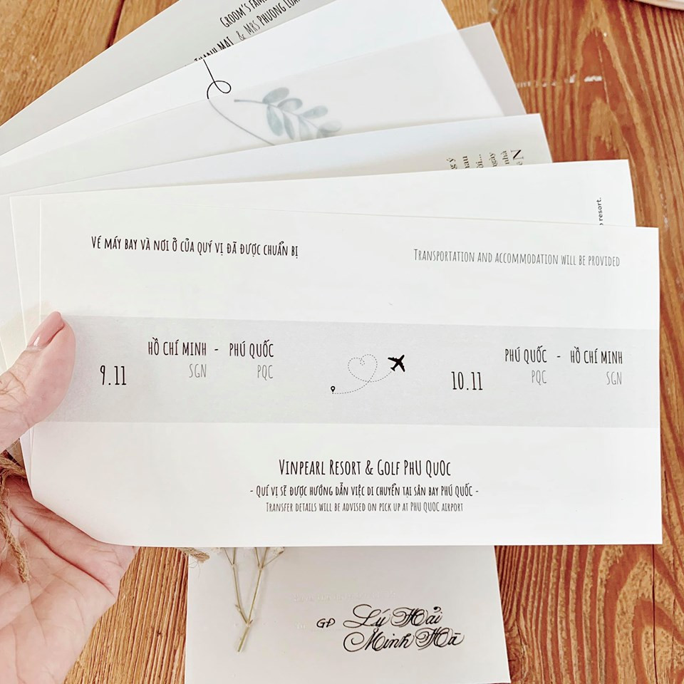 Theo thông tin trên thiệp cưới, đám cưới của cặp đôi sẽ diễn ra trong hai ngày 9 và 10/11 tại Vinpearl Resort &amp; Golf Phú Quốc. Đáng chú ý, cặp đôi này lo toàn bộ nơi ở và vé máy bay cho 500 khách mời tham dự tiệc cưới. Ảnh: FB Ly Hai Minh Ha.