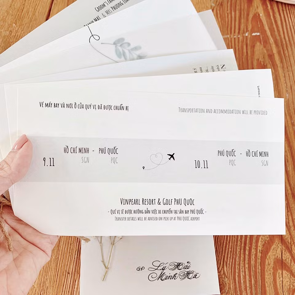 Theo thông tin trên thiệp cưới, đám cưới của cặp đôi sẽ diễn ra trong hai ngày 9 và 10/11 tại Vinpearl Resort &amp; Golf Phú Quốc. Đáng chú ý, cặp đôi này lo toàn bộ nơi ở và vé máy bay cho 500 khách mời tham dự tiệc cưới. Ảnh: FB Ly Hai Minh Ha.