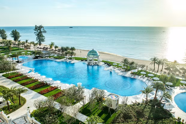 Đó là chưa kể tới tiền vé máy bay cho 500 khách mời. Vé máy bay từ TP HCM - Phú Quốc dao động từ 1-2 triệu đồng/người, trong khi vé từ Hà Nội - Phú Quốc từ 2,1 - 2,5 triệu đồng/người. Ảnh: Vinpearl Resort &amp; Golf.