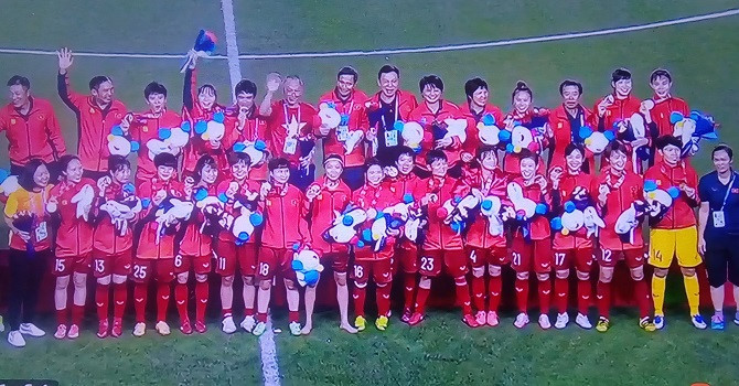 O lai co vu tuyen nam, thay tro ong Mai Duc Chung lien tiep nhan tin vui tien thuong