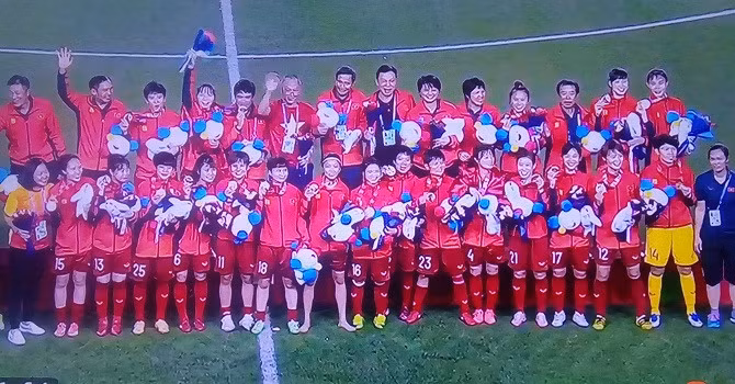 O lai co vu tuyen nam, thay tro ong Mai Duc Chung lien tiep nhan tin vui tien thuong