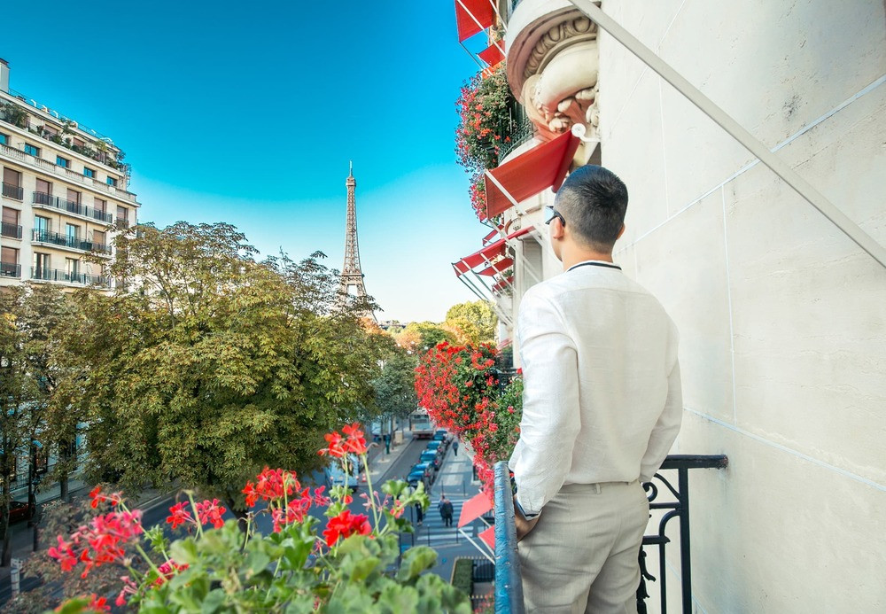 Khách sạn tọa lạc trên Đại lộ Montaigne - trung tâm thời trang cao cấp.