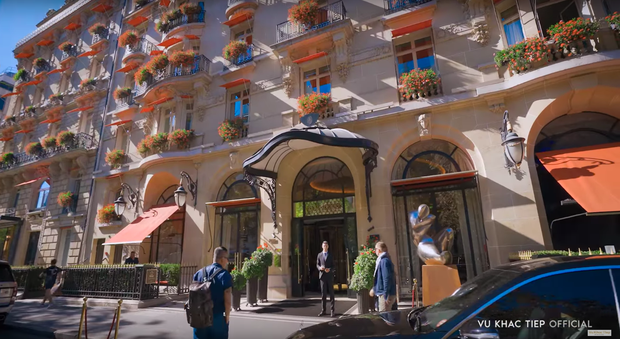 Plaza Athénée là một trong 3 khách sạn đắt đỏ nhất ở Pháp.