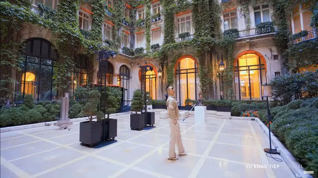 Khách sạn Hotel Plaza Athenee Paris bao gồm 145 phòng loại thường cộng với 43 phòng loại sang trọng.