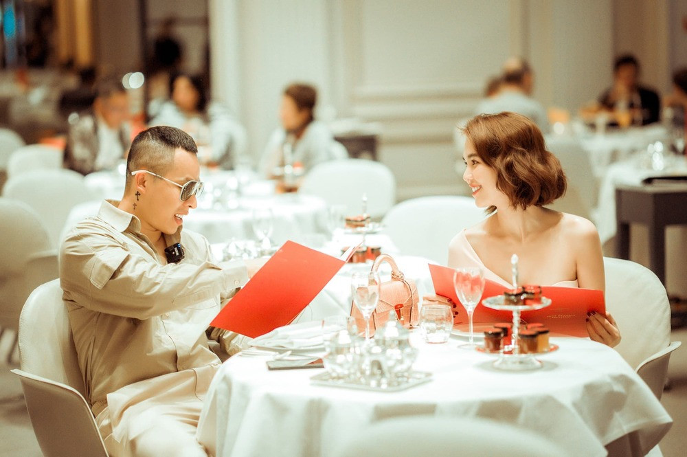 Ngọc Trinh và ông bầu Khắc Tiệp thưởng thức bữa tối tại khách sạn có giá tới vài nghìn USD. Nguồn ảnh: Vu Khac Tiep, Booking. Video: Vì sao đàn ông đều mê Ngọc Trinh. Nguồn: VTC14.