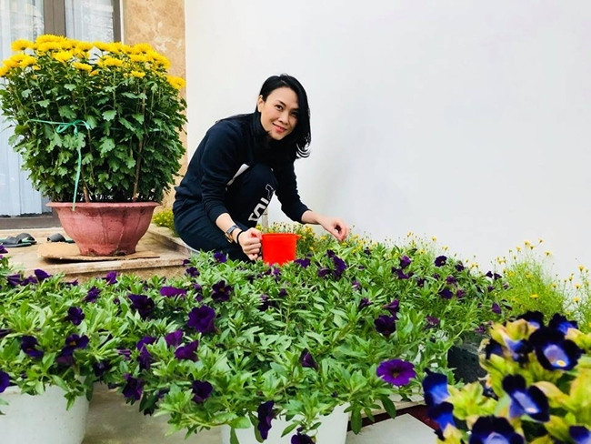 Những lúc rảnh rỗi, Mỹ Tâm tranh thủ trồng rau, tưới hoa. Ảnh: Dân Việt.