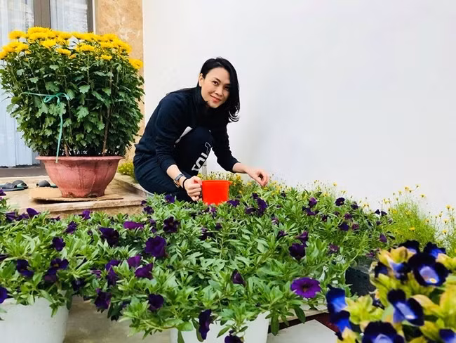 Những lúc rảnh rỗi, Mỹ Tâm tranh thủ trồng rau, tưới hoa. Ảnh: Dân Việt.