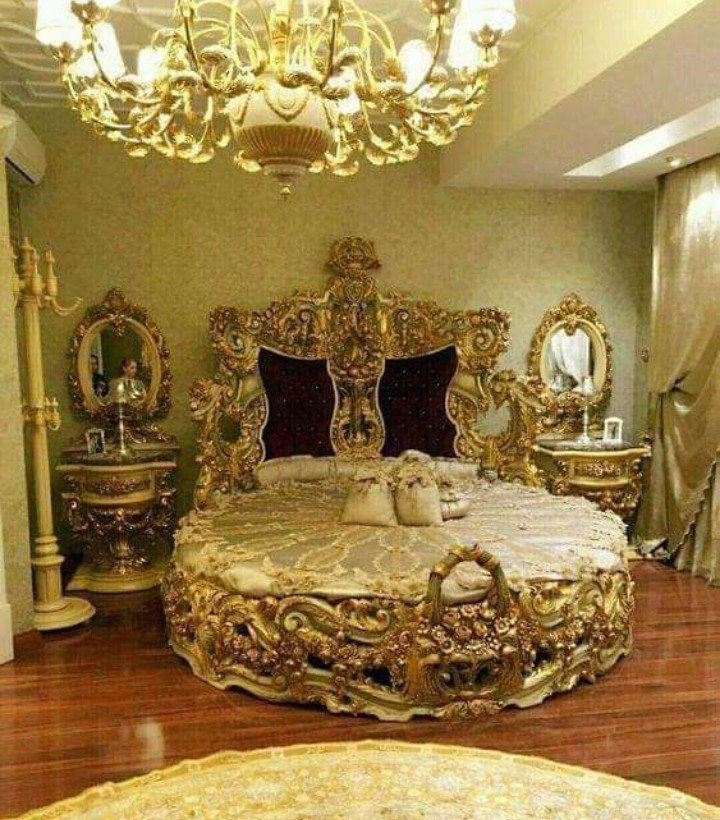 Phòng ngủ mang phong cách hoàng gia. Ảnh: Facebook.