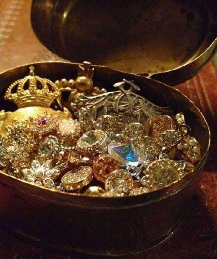 Rất nhiều trang sức quý hiếm. Ảnh: Facebook.