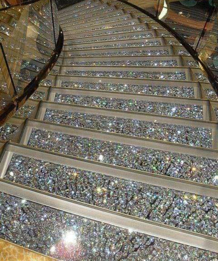 Sau khi ông Nasser Al-Kharafi qua đời, trên mạng xuất hiện hình ảnh ngôi nhà dát kim cương được cho là của vị doanh nhân này. Ảnh: Facebook.