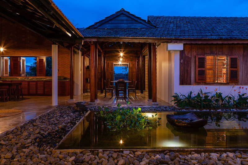 Dưới ánh điện buổi tối, An House tựa như một resort giữa vùng thôn quê. Nguồn ảnh: Quang Trần.