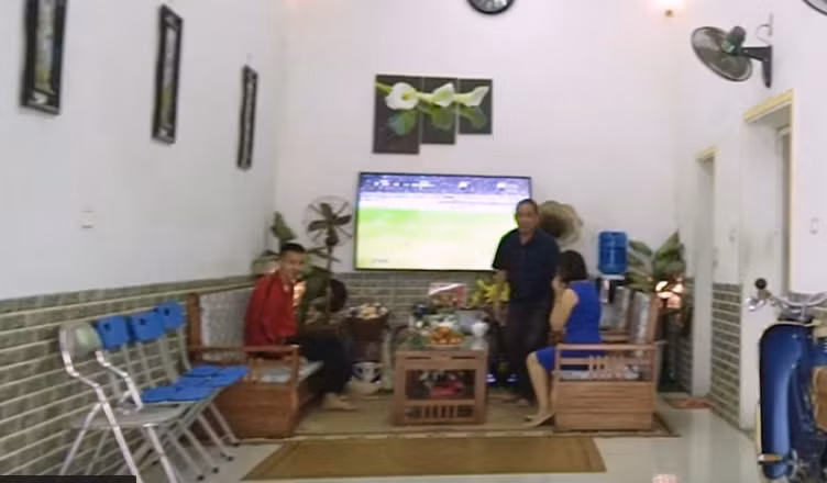 Phòng khách rộng rãi với sơn tường màu trắng chủ đạo. Ảnh: Nhadeptv.