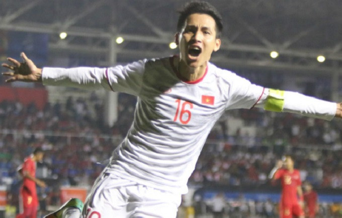 Cùng với Trọng Hoàng, Đỗ Hùng Dũng là một trong 2 cầu thủ trên 22 tuổi được HLV Park Hang-seo lựa chọn để đá ở SEA Games 30. Trong trận chung kết, Hùng Dũng là một trong những cầu thủ chơi nổi bật nhất. Ảnh: Bongdanet.