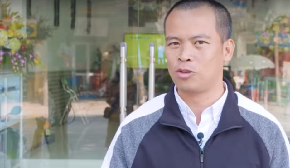 Xây theo dạng nhà phố phổ biến ở Hà Nội, có cửa ra vào bằng kính. Ảnh: Nhadeptv.