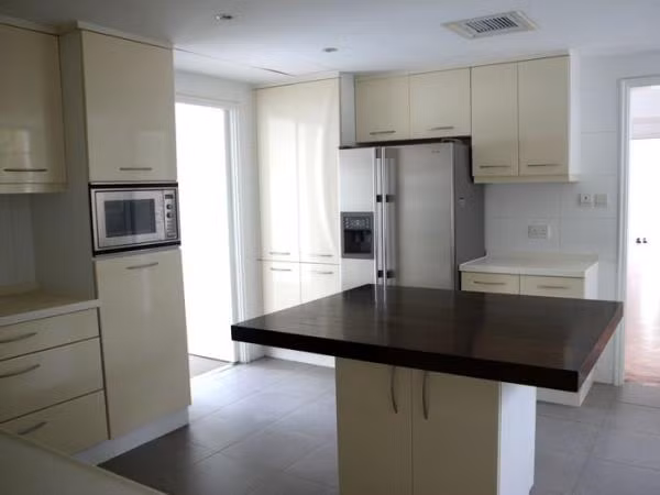 Thực tế, biệt thự cổ điển chủ yếu là các phòng trống với vài món nội thất cơ bản thập niên 90.