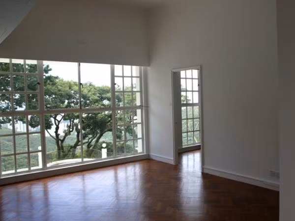 Tất cả các phòng trong căn biệt thự đều có tầm nhìn ra cảnh thiên nhiên bên ngoài.