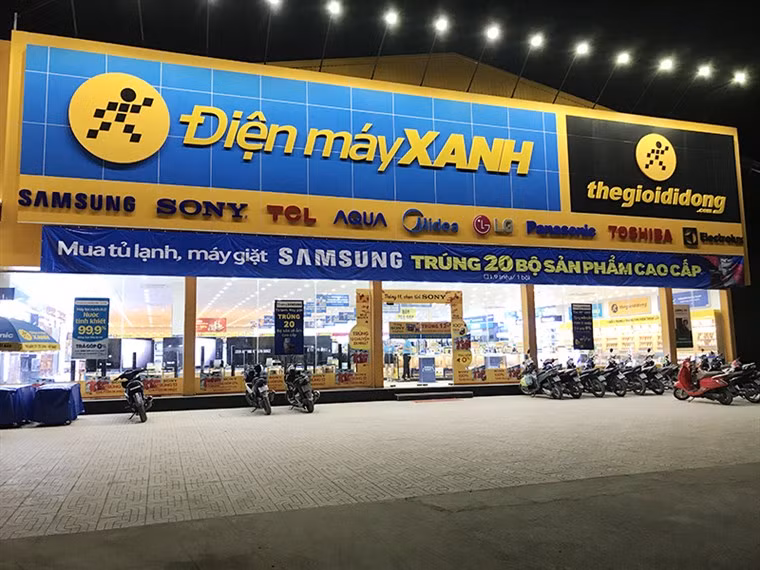 Còn Điện Máy Xanh, tiền thân là chuỗi Dienmay.com ra đời cuối 2010 và chính thức được đổi tên tháng 05/2015, là chuỗi bán lẻ các sản phẩm điện tử tiêu dùng (điện tử, điện lạnh và gia dụng). Ảnh: Dienmayxanh.