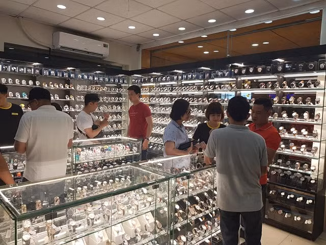 Từ đầu năm nay, Thế Giới Di Động còn kinh doanh cả đồng hồ, dụng cụ nhà bếp. Ảnh:Vietstock.