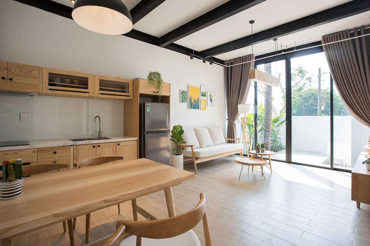 Sau khi được gia chủ đồng ý, nhóm kiến trúc sư chia miếng đất thành 2 phần, 1 là phía trước và 1 ở phía sau.