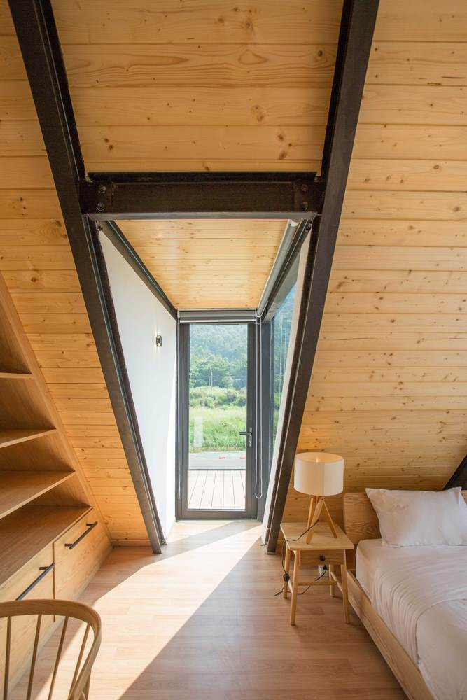 Phía sau là căn nhà cho gia chủ ở khi về Việt Nam.