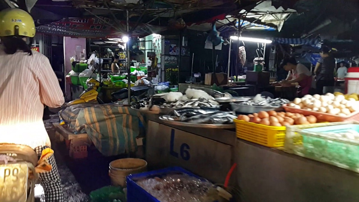 Một bí quyết nữa được nhiều bà nội trợ áp dụng là dậy sớm đi mua thịt cá tươi về ướp bỏ tủ lạnh ăn dần. Cách này, thực phẩm không bị ôi thiu hay hỏng mà tiết kiệm được chi phí.