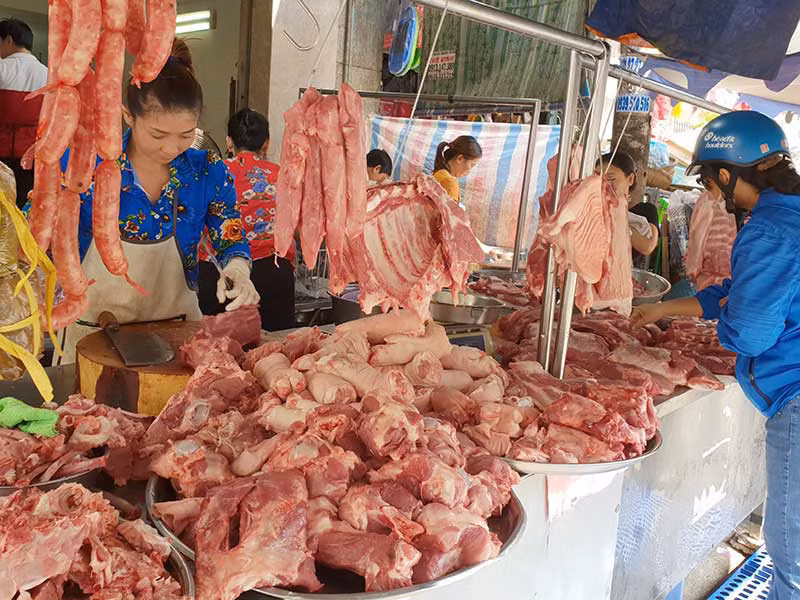 Thit lon, ga, ca keo nhau tang gia, di cho the nao cho tiet kiem?