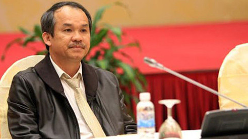 Năm 1990, ông trực tiếp điều hành một phân xưởng mộc nhỏ, chuyên đóng bàn ghế cho học sinh tại xã. Sau đó ông mở rộng hoạt động kinh doanh sang sản xuất đồ nội thất rồi nhiều lĩnh vực khác.