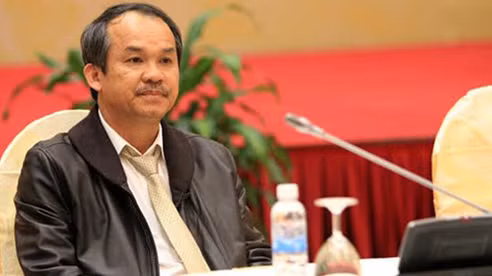 Năm 1990, ông trực tiếp điều hành một phân xưởng mộc nhỏ, chuyên đóng bàn ghế cho học sinh tại xã. Sau đó ông mở rộng hoạt động kinh doanh sang sản xuất đồ nội thất rồi nhiều lĩnh vực khác.