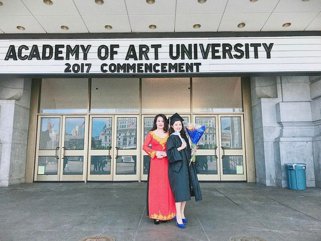 Được biết, Cẩm Tú sinh ra và lớn lên trong một gia đình kinh doanh tại Hà Nội. Cô nàng học trường cấp 3 Lomonoxop và tốt nghiệp đạo diễn truyền hình của trường Sân khấu Điện ảnh.