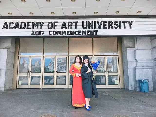 Được biết, Cẩm Tú sinh ra và lớn lên trong một gia đình kinh doanh tại Hà Nội. Cô nàng học trường cấp 3 Lomonoxop và tốt nghiệp đạo diễn truyền hình của trường Sân khấu Điện ảnh.