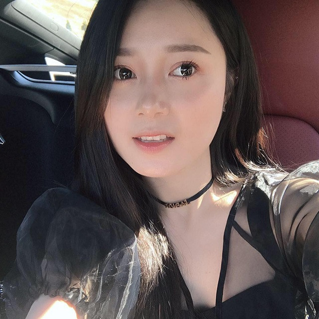 Nguyễn Cẩm Tú thừa nhận gia đình cô tương đối khá giả nhưng vị trí, công việc hiện tại cô có được là nhờ vào sự nỗ lực của bản thân.