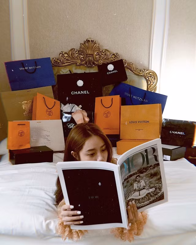 Những món đồ cô nàng sở hữu đều là hàng hiệu.