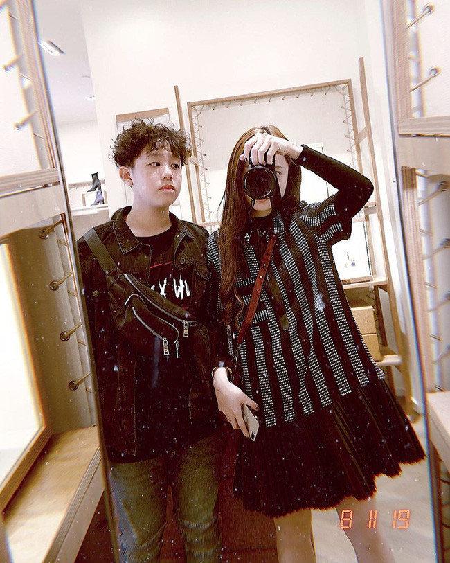 Trên trang cá nhân, Cẩm Tú thường xuyên đăng ảnh đi mua sắm, du lịch cùng bạn bè, mẹ và em trai.