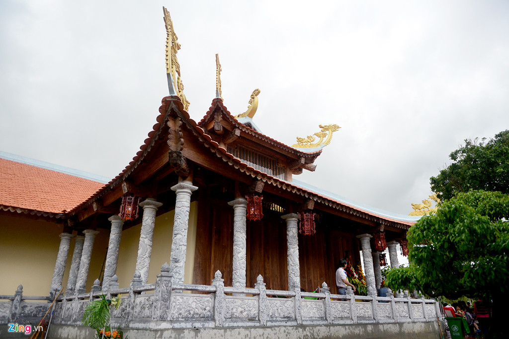 Những hàng cột chạy dọc hành lang bằng đá điêu khắc hình búp sen vô cùng ấn tượng. Ảnh: Zing.