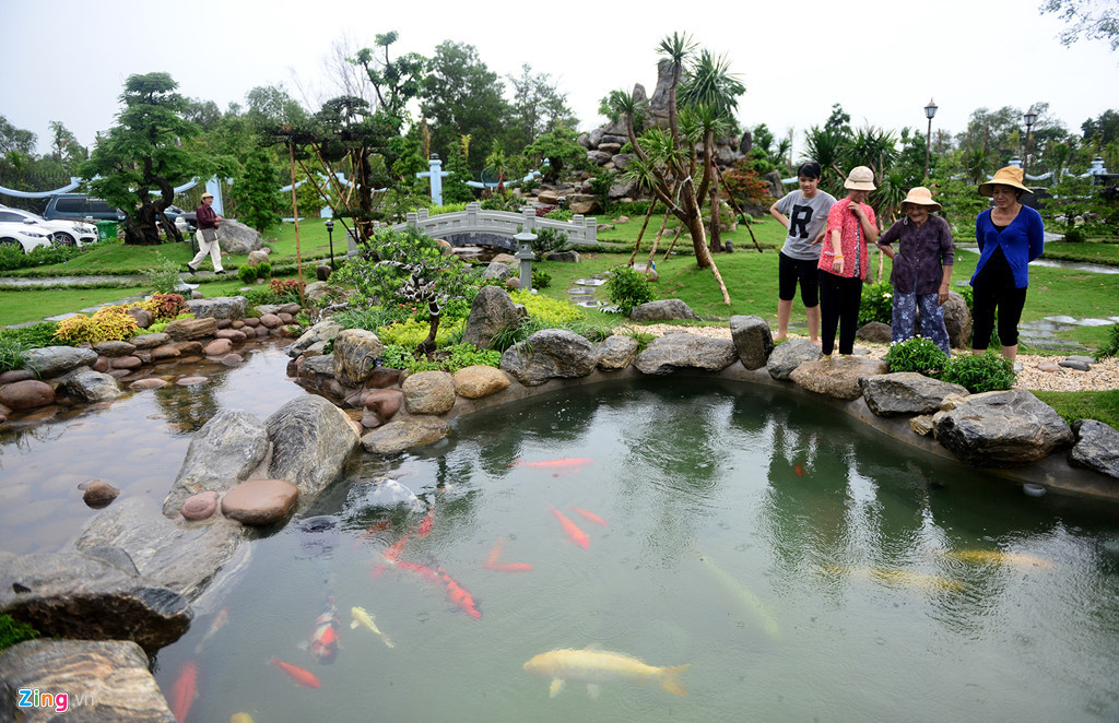 Trong khuôn viên nhà thờ còn có hồ cá và nhiều tiểu cảnh trang trí đẹp mắt. Ảnh: Zing.