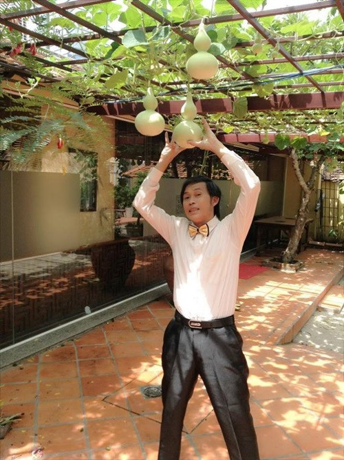 Ngoài sân, Hoài Linh trồng nhiều loại cây trái như bầu bí...và cây cảnh. Ảnh: Vietnamnet.