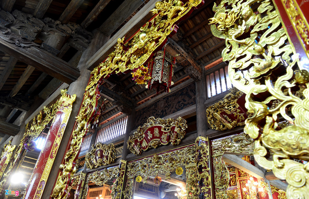 Bên trong nhà tờ là vô số chi tiết chạm trổ, uốn lượn tinh xảo. Ảnh: Zing.