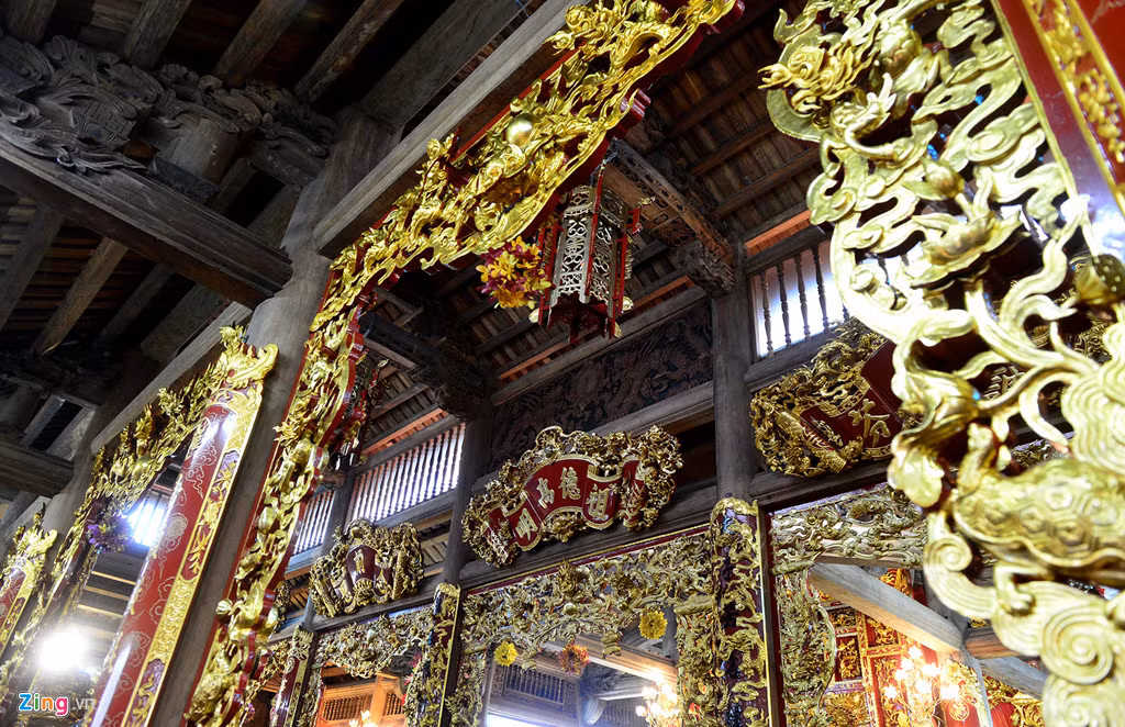 Bên trong nhà tờ là vô số chi tiết chạm trổ, uốn lượn tinh xảo. Ảnh: Zing.